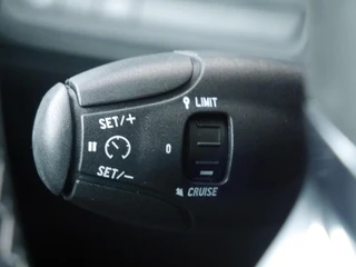 Peugeot 2008 1.2 PureTech Allure 110pk | Extra getint glas | Achteruitrijcamera | Climate control | Apple carplay/Android auto | Lage km.stand | Lichtmetalen velgen | Regensensor / 19