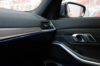 BMW 3 Serie Sedan 330i Executive M Sport Pakket Automaat  / Live Cockpit Professional / Schuif-/kanteldak / Sportstoelen / Achteruitrijcamera / Active Cruise Control met Stop en Go-functie / 19 Inch / Hifi / M Sportremsysteem / Leder / Shadow Line / Neerklapbare Achterbank / Extra Getint Glas / 29