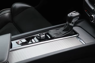 Volvo XC60 2.0 T4 R-Design  LED/Leder/Navi/Camera/CarPlay/Virtual Cockpit/Crc/19" / 25