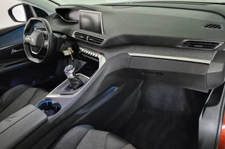 Peugeot 3008 1.2 PureTech Allure / 8