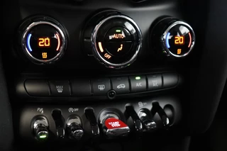 MINI Cooper Hatchback Pepper Business Automaat 3 deurs  / Navigatiesysteem / Cruise Control / Achteruitrijcamera / Comfort Access / Bluetooth / Climate Control / Lichtpakket / Parkeersensoren  / 16 Inch / Chrome Line / 24