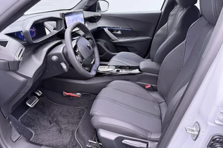 Peugeot 2008 1.2 Hybrid 145 GT / 18" / Navigation pack /  2+6 Jaar Garantie / 7
