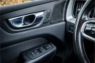 Volvo XC60 2.0 Recharge T8 AWD R-Design  Crystal Parelmoer Harman Kardon Memory Camera / 24