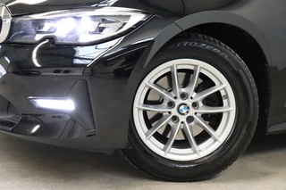 BMW 3 Serie Sedan 320i Executive Edition Automaat  / Trekhaak / Live Cockpit Professional / Cruise Control / Parkeersensoren / Neerklapbare Achterbank / Apple Carplay / Sportstuur / 10