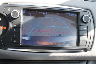 Toyota Yaris 1.3 VVT-I ASPIRATION Navigatie / Trekhaak / Cruise control / 17