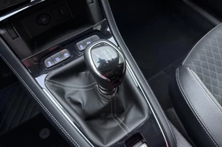 Opel Grandland X 1.2 Turbo Business Executive | Electrische achterklep | Navigatie | Camera | Half lederen bekleding | DAB radio | Apple Carplay | Extra getint glas / 23