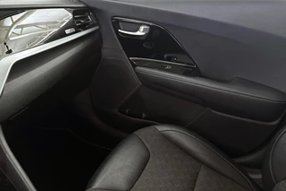 Kia Niro 1.6 GDi Hybrid DynamicLine Apple CarPlay Achteruitrijcamera Navigatie / 34