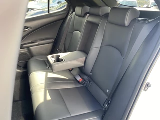 Lexus UX 300h Ultimate Edition DIRECT LEVERBAAR EL-ACHTERKLEP STUURVERW STOELVERW GROOT-SCHERM BLIND-SPOT / 39