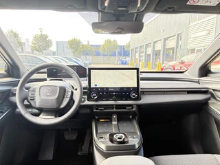 Toyota C-HR+ First Edition 77 kWh NIEUW DIRECT LEVERBAAR! STOEL/STUURVERW 20'' LM-VELGEN BLIND SPOT EL-ACHTERKLEP WARMTEPOMP NAVI PARK-SENSOREN CAMERA CLIMA APPLE/ANDROID / 31