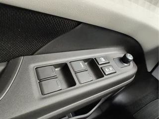 Suzuki Swift 1.2 SELECT SMART HYBRID  Direct Leverbaar | Tot 10 JAAR GARANTIE!  Inclusief € 2.400,- Voorraad Voordeel / 28