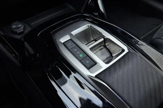 Peugeot e-208 EV GT Avantage 51 kWh Alcantara® Executive Interior l Drive Assist Plus Pack l Navigation Pack l Vision Pack l Matrix LED l Apple Carplay & Android Auto l 360 Camera l Navigatie Full-Map / 26