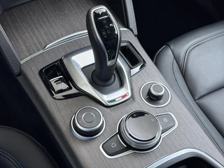 Alfa Romeo Stelvio 2.2 JTD AWD Veloce Automaat | VAN: € 34.900- VOOR: € 32.877,- UW HERFSTVOORDEEL: € 2.023,- | CAMERA| STOEL + STUURVERWARMING + MEMORY| KEY LESS ENTRY | LEDER | ADAPT. CRUISE CONTROL | 12 MND BOVAG GARANTIE / 44