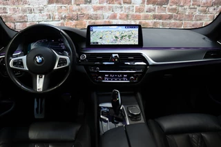 BMW 5 Serie Touring 520i High Executive M Sport Pakket Automaat  / Trekhaak / Panoramadak / Stoelverwarming / Nappa Leder / Comfortstoelen / Achteruitrijcamera / Apple Carplay / Driving Assistant / Cruise Control / Navigatie Professional / Adaptief Onderstel / 17