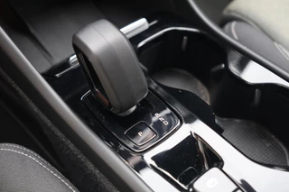 Volvo XC40 T4 Recharge Plus Bright | Stoelverwarming | Trekhaak | 360° Camera | H/K | Keyless / 36