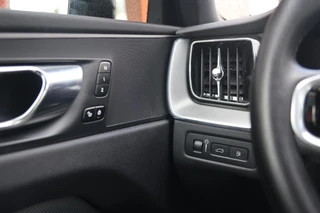 Volvo XC60 T6 Recharge AWD R-Design | Trekhaak | Parkeercamera |Panoramadak | Longe Range | Keyless / 31