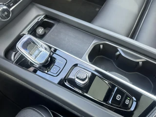 Volvo XC60 2.0 T6 Plug-in hybrid AWD Plus Black Edition LUCHTVERING | ELEK. TREKHAAK | STOEL + STOELVERWARMING | ACHTERBANK VERWARMD | HARMAN KARDON | RIJKLAAR | FABRIEKS GARANTIE T/M 7-2027 | PANO | / 27