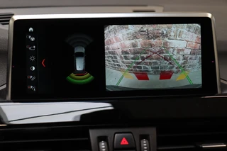 BMW X1 sDrive20i High Executive xLine Automaat  / Navigatiesysteem Plus / Trekhaak / Achteruitrijcamera / Leder / Head-Up Display / 18 Inch / 18 Inch / Stoelverwarming / Extra Getint Glas / Lichtpakket / 24