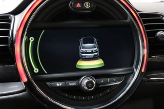 MINI Clubman Cooper Serious Business / Navigatiesysteem Professional / Panoramadak / Harman Kardon / Climate Control / 17 Inch / LED-koplampen / Parkeersensoren / Cruise Control / Lichtpakket / 33