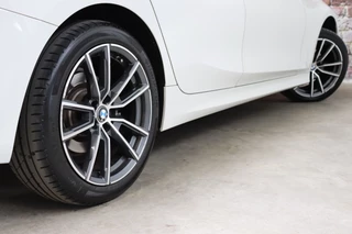 BMW 3 Serie Sedan 318i Executive Sport Line Automaat  / Live Cockpit Professional / Stoelverwarming / Parkeersensoren voor+achter / LED / 18 Inch / DAB / Climate Control / Shadow Line / Extra Getint Glas / Apple CarPlay / Cruise Control / Lichtpakket / 7