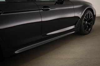 BMW 5-serie Touring 530e xDrive M-Sport | LEDER | STOELVERWARMING | TREKHAAK | 19" / 30