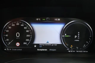 Volvo XC60 T8 Recharge AWD Momentum | Leder | Panoramadak | Parkeercamera | Keyless / 24