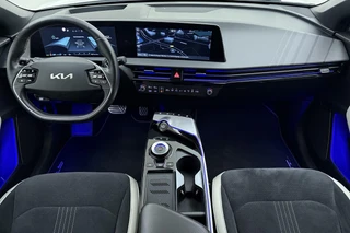 Kia EV6 GT-Line 77.4 kWh SOH: 100%! | Glazen schuifdak | Trekhaak | Stoel & Stuurverwarming | Electrische achterklep | Keyless | Rondomzicht camera / 23