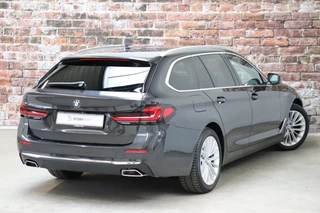 BMW 5 Serie Touring 520i High Executive Luxury Line Automaat  / Live Cockpit Professional / Laser Light / Cruise Control / Achteruitrijcamera / Stoelverwarming / Climate Control / Comfort Stoelen / Parking Assistant / 18 Inch / 5