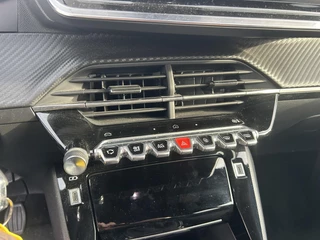 Peugeot 2008 1.2 Turbo 100 PK Allure | Nieuwste Model | Navigatie via Telefoon | LED Verlichting | Cruise Control | Hoge Zitpositie | Parkeersensoren | DAB | Digitaal Dashboard | Half Lederen stoelen | Lichtmetalen Velgen 17 inch | / 29