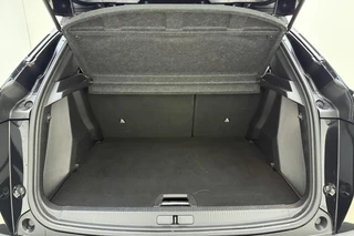 Peugeot 2008 1.2 Turbo 100pk Allure | Trekhaak | Navigatie | Achteruitrijcamera | Climate control | Parkeersensoren | Lichtmetalen velgen / 12