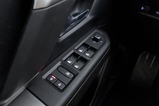 Jeep Compass Altitude 74 kWh | DEMO | 8 Jaar Speciale Garantie | Navigatie | Adapt. Cruise control | Climate control | Stoel- en stuurverwarming | Keyless | Zwart dak | 19" Lichtmetalen velgen / 21
