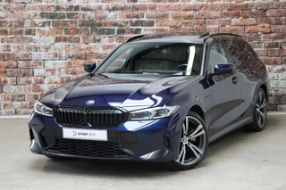 BMW 3 Serie Touring 330e High Executive M Sport Pakket Automaat / Live Cockpit Professional / SOH 93 % / Driving Assistant / Panoramadak / Trekhaak / Leder / Harman Kardon / Innovation Pack / Parking Assistant / Travel Pack / Curved Display / 19 Inch / Shadow Line