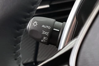Peugeot 208 1.2 Hybrid 110 e-DCS6 Allure / 35