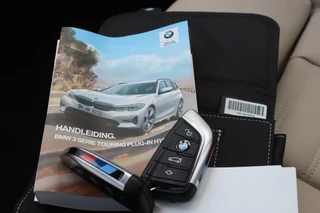 BMW 3 Serie Touring 330e M-Sport Shadow Line  Pano/Laser LED/Leder/360/Keyless/Headup/ACC/Dodehoek / 35