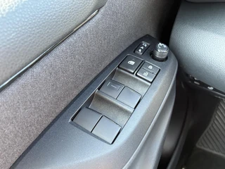 Toyota Yaris 1.5 Hybrid GR SPORT PANODAK STOEL/STUURVERW JBL-AUDIO HEAD-UP 18'' LM-VELGEN PARK-SENSOREN NAVI KEYLESS CAMERA APPLE/ANDROID NL-AUTO 1E-EIG / 21