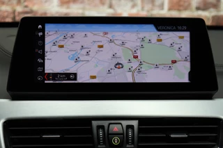 BMW X1 sDrive20i High Executive xLine Automaat  / Navigatiesysteem Plus / Trekhaak / Achteruitrijcamera / Leder / Head-Up Display / 19 Inch / Adaptieve LED-koplampen / Hifi / Sportstoelen / DAB / Stoelverwarming / Extra Getint Glas / Lichtpakket / 21