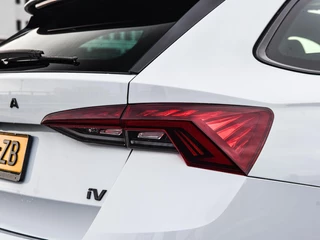 Skoda Octavia Combi 1.4 TSI RS iV PHEV Business 245 PK Panoramadak Matrix LED Camera Sfeerverlichting Stoelverwarming 19" / 46