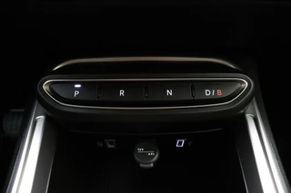 Jeep Avenger Altitude 54 kWh | Adaptive Cruise control | Climate control | Camera | 18" Lichtmetalen velgen | Getint glas | Keyless | Bluetooth | Draadloze telefoonlader / 24