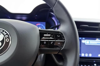 Alfa Romeo Junior 1.2 Turbo 145pk Hybrid Automaat Ibrida Speciale | Navigatie | Adapt. Cruise control | Climate control | Elektrische achterklep | Keyless | LED Matrix koplampen | 18" Lichtmetalen velgen / 22