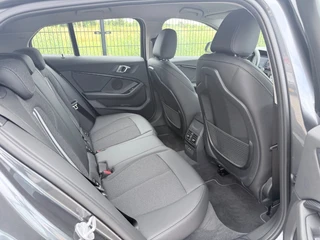 BMW 1-serie 118i Executive Edition | Carplay | PDC | Navi | Sportstuur / 27