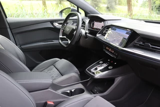 Audi Q4 e-tron 50 quattro S Edition 77 kWh Optiek Zwart S-Line/Pano/Leder/Matrix LED/Elek. stoelen+mem/Head-up/Camera/Keyless/20" / 10
