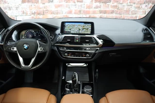 BMW X3 xDrive20i High Executive xLine Automaat  / Navigatiesysteem Professional / Panoramadak / Trekhaak / Leder / Parkeersensoren voor+achter / 19 Inch / Sportstoelen / LED / Stoelverwarming / Climate Control / 16