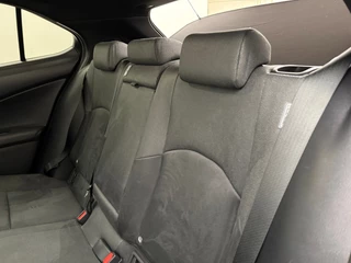 Lexus UX 250h Comfort Line | Trekhaak | Camera | Adaptive Cruise | Stoel-/Stuurverwarming | CarPlay / 12