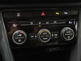 Volkswagen T-Roc 1.5 TSi Sport 150 Pk | Trekhaak | Adaptive Cruise | Camera | CarPlay | Panorama dak | 17 Inch | 159.197 Km !! / 28