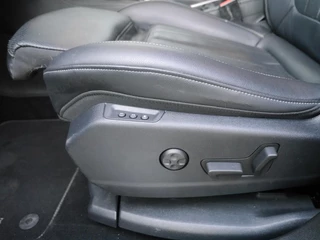 Opel Grandland 1.6 Turbo Hybrid Business Executive | Stoelverwarming en ventilatie | 225 PK | 19 inch lichtmetalen velgen | Lederen bekleding | Parkeersensoren v+a | Elektrisch verstelbare bestuurdersstoel / 10