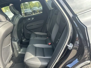Volvo XC60 2.0 T6 Plug-in hybrid AWD Plus Black Edition LUCHTVERING | ELEK. TREKHAAK | STOEL + STOELVERWARMING | ACHTERBANK VERWARMD | HARMAN KARDON | RIJKLAAR | FABRIEKS GARANTIE T/M 7-2027 | PANO | / 18
