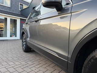 Volkswagen Tiguan 1.5 TSI ACT Highline Business R / Pano / 2x Massage / ACC / Trekhaak / Zeer kompleet ! / 17