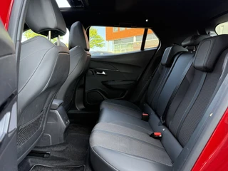 Peugeot e-2008 BWJ 2023 EV GT 136 PK 50 kWh  PANO DAK | KEYLESS | STOELVERW. | HALF LEDER | CAMERA | NAVI | CLIMA | CRUISE | LMV | PDC / 7