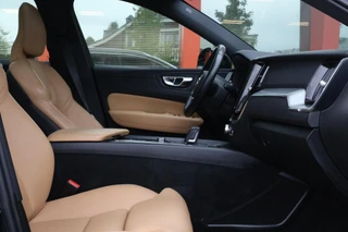 Volvo XC60 T8 Recharge AWD Momentum | Leder | Panoramadak | Parkeercamera | Keyless / 18