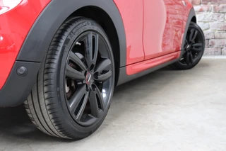 MINI Cooper Hatchback Chili Serious Business 3 deurs / Navigatiesysteem / Leder / John Cooper Works Exterieurpakket / Lichtpakket / Extra Getint Glas / Climate Control / Parkeersensoren / LED / Bluetooth / Cruise Control / Sportstoelen / 17 Inch / 7