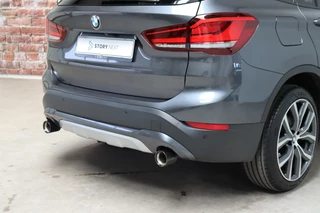 BMW X1 sDrive20i High Executive xLine Automaat  / Navigatiesysteem Plus / Trekhaak / Achteruitrijcamera / Leder / Head-Up Display / 19 Inch / Adaptieve LED-koplampen / Hifi / Sportstoelen / DAB / Stoelverwarming / Extra Getint Glas / Lichtpakket / 6